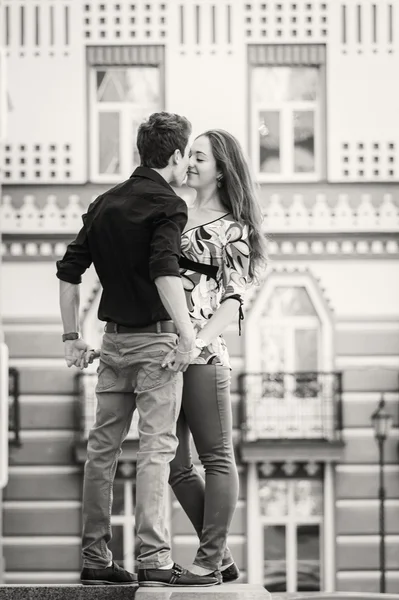 Закохана пара, обіймаючись на вулиці — стокове фото