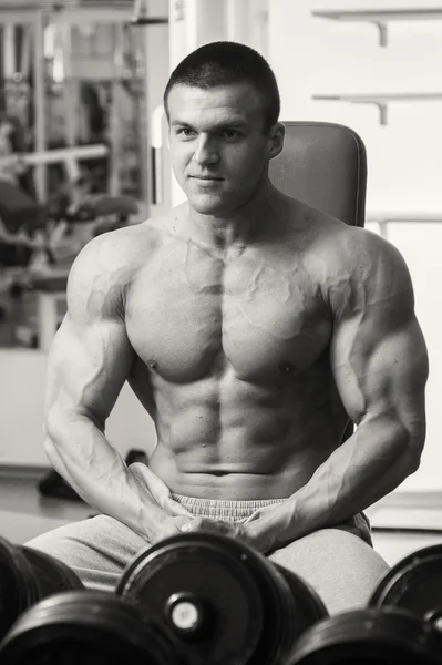 Muskulös bodybuilder i gym — Stockfoto
