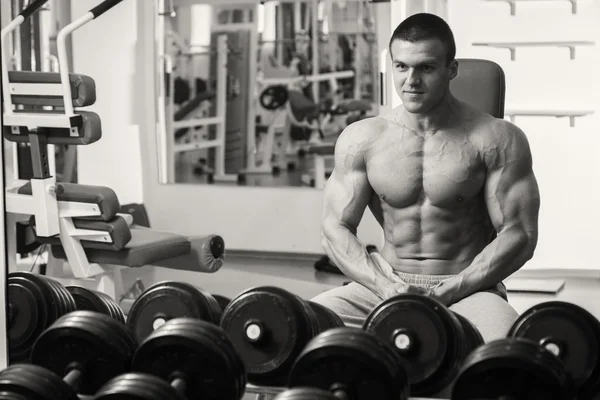 Gespierde bodybuilder in gym — Stockfoto