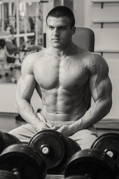 Muscular culturista en el gimnasio — Foto de Stock