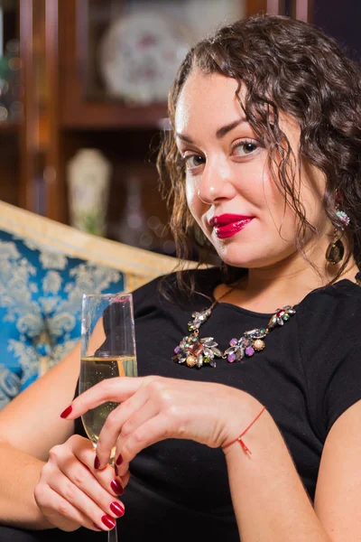 Mujer bebiendo champán — Foto de Stock