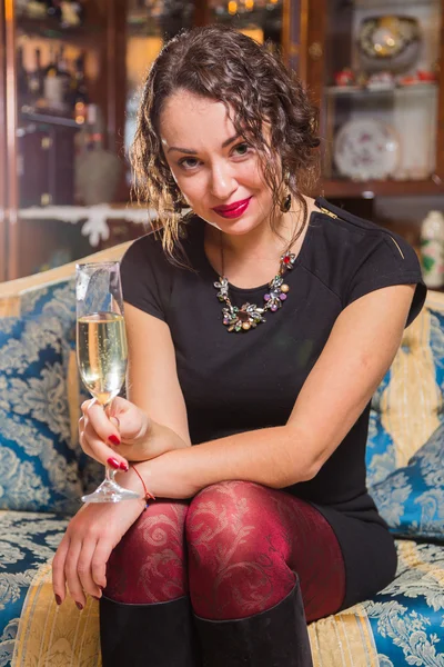 Mujer bebiendo champán — Foto de Stock