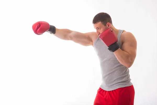 Hombre fuerte en guantes de boxeo rojos — Foto de Stock