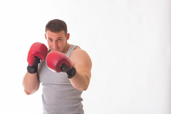 Hombre fuerte en guantes de boxeo rojos — Foto de Stock