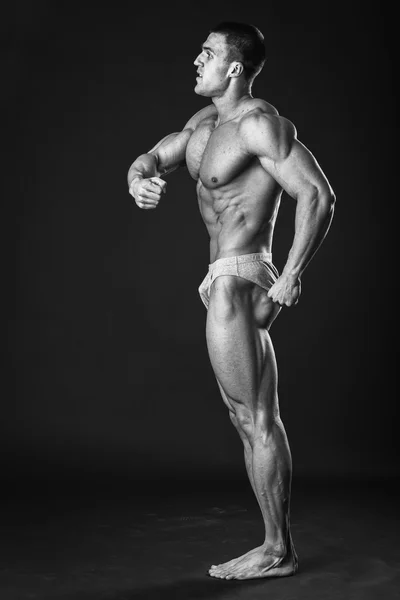 筋肉ボディービルダーは、彼の筋肉を示しています。. — ストック写真