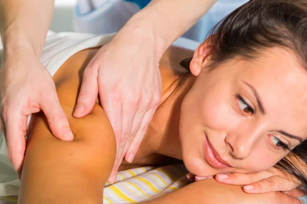Morena teniendo masaje en un salón de spa —  Fotos de Stock