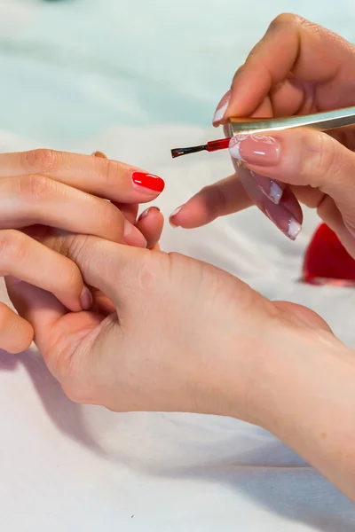 Mulher aplicando verniz de unha para unhas — Fotografia de Stock