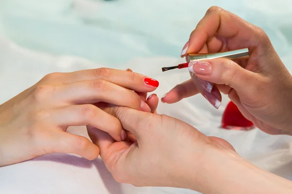 Kvinna som gäller spik lack för naglar — Stockfoto