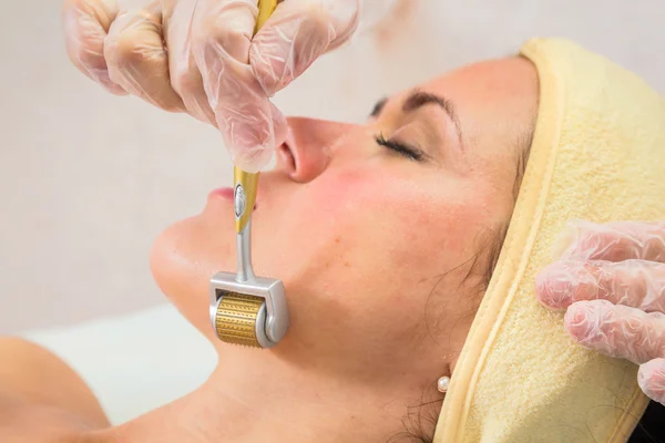 Şevval Özçelik Güzellik Dermaroller yordam gerçekleştirir