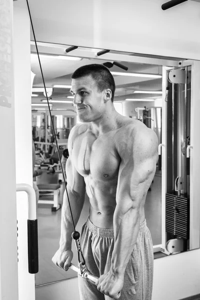 Muscular man working out with weights — Stock Photo, Image