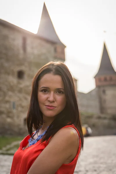 Fille dans la rue de l'ancienne ville européenne . — Photo