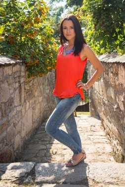 Antik Avrupa şehir sokakta kız.