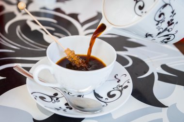 Bir bardağa kahve dökmek