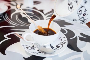 Bir bardağa kahve dökmek