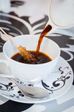 Bir bardağa kahve dökmek