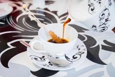 Bir bardağa kahve dökmek