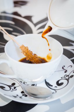 Bir bardağa kahve dökmek