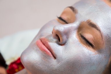 kadın maskesi uygulayarak spa prosedürler.