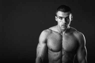 kaslı adam vücut geliştirmeci