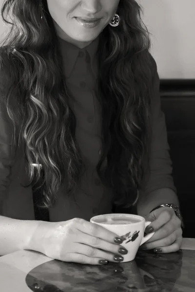 Meisje met kopje cappuccino in café. — Stockfoto