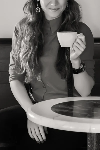 Meisje met kopje cappuccino in café. — Stockfoto