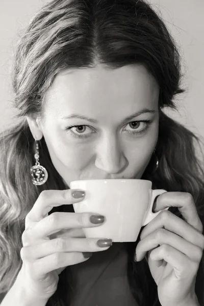 Menina com xícara de cappuccino no café . — Fotografia de Stock