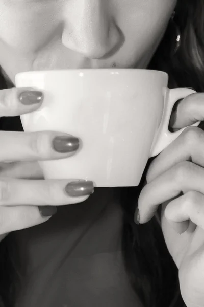 カフェでカプチーノのカップを持つ少女. — ストック写真