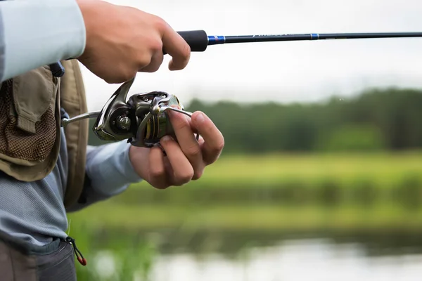 Pescatore con una canna da pesca — Foto Stock