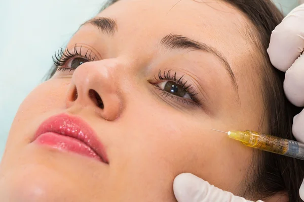 Kozmetikus teszi befecskendezése a beteg arca — Stock Fotó