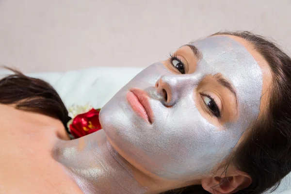 Vrouw bij spa procedures toe te passen masker. — Stockfoto