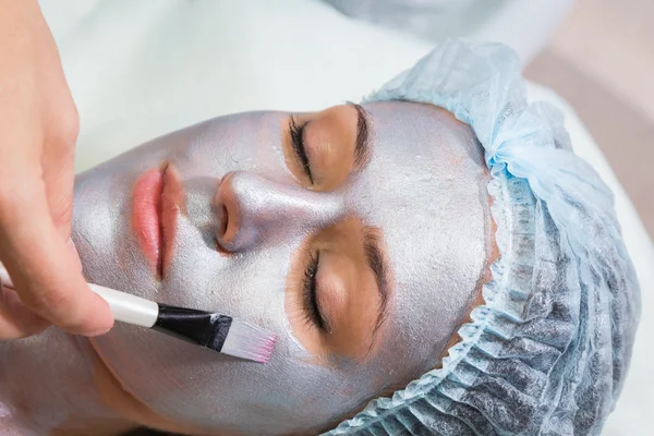 Terapeuta stosowania maski na twarz kobiety — Zdjęcie stockowe
