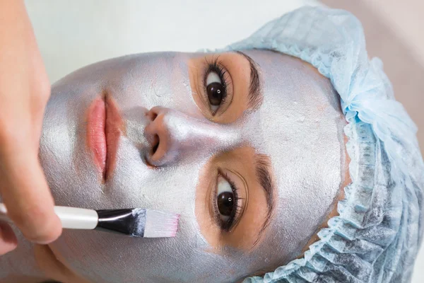 Terapeuta aplicar máscara a la cara de la mujer —  Fotos de Stock