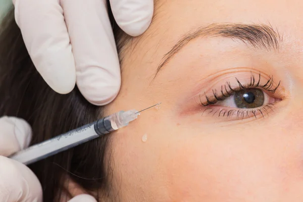 Beautician makes injection into the patient's face — Stock Photo, Image