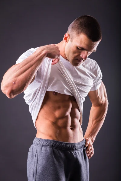 Man shows his abdominal muscles — Stock Photo, Image