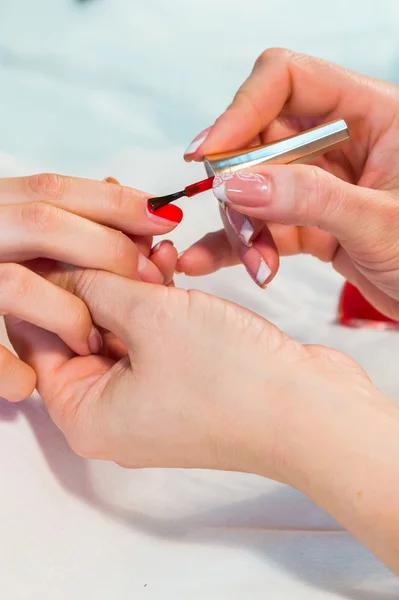 Mulher aplicando verniz de unha para unhas — Fotografia de Stock