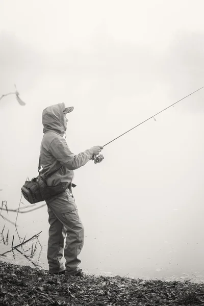 Visser met spinnen op de oever van de rivier. — Stockfoto