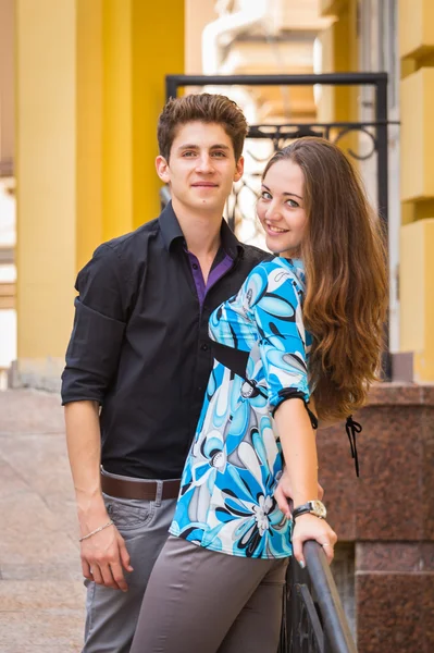 Paar poseren op straat — Stockfoto