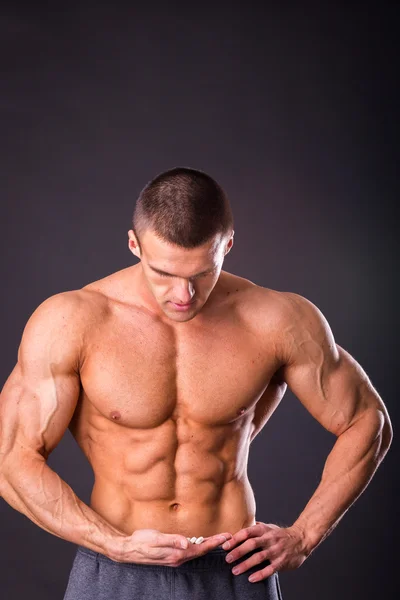 Bir hap, amino asitler tutan adam