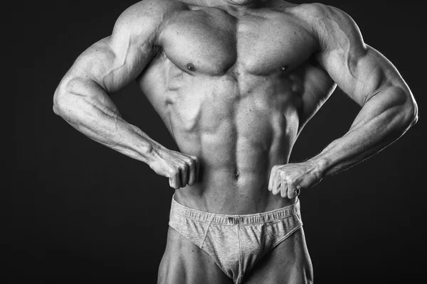 Μυώδης άνδρας bodybuilder — Φωτογραφία Αρχείου
