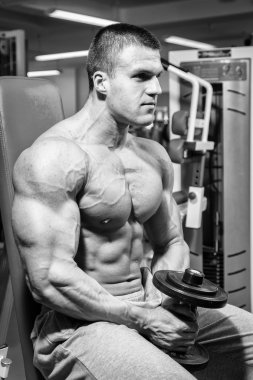 kaslı adam dumbell ile çalışma dışarı