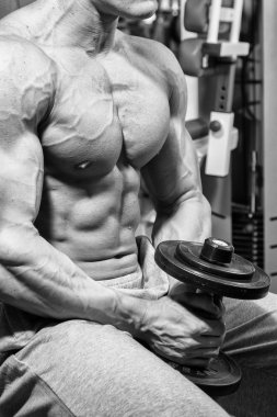 kaslı adam dumbell ile çalışma dışarı