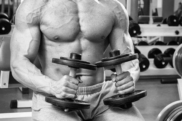 Hombre musculoso haciendo ejercicio con pesas —  Fotos de Stock