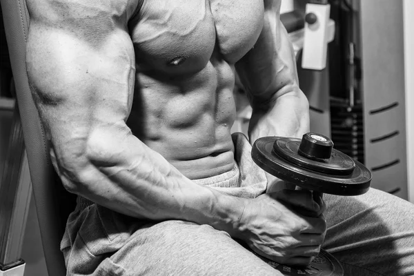 아령으로 운동 하는 근육 남자 — 스톡 사진