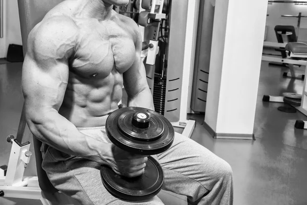 Hombre musculoso haciendo ejercicio con pesas —  Fotos de Stock