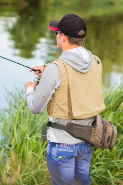 Nehir kıyısındaki balıkçı