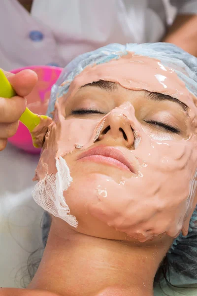 Genç kadın alıcı yüz maskesi — Stok fotoğraf