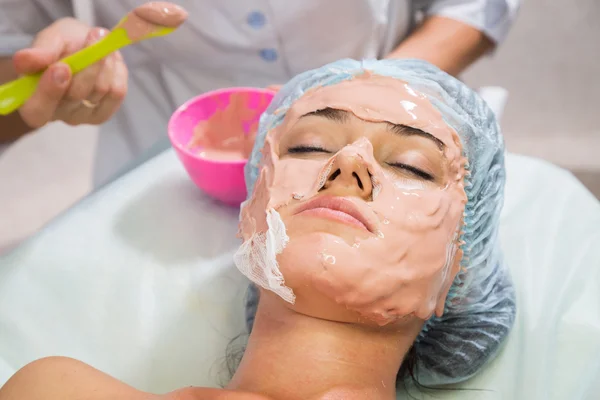 Junge Frau erhält Gesichtsmaske — Stockfoto