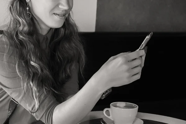 カフェでカプチーノのカップを持つ少女. — ストック写真