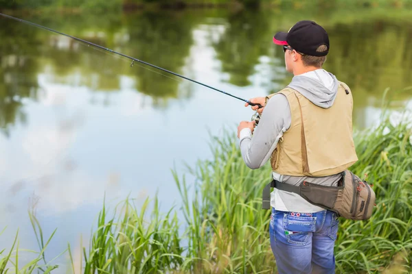 Pescador en la orilla del río —  Fotos de Stock