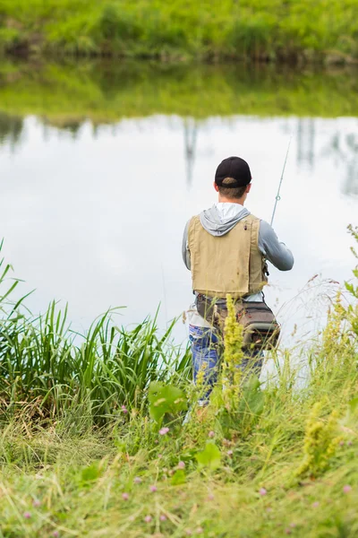 Pescador en la orilla del río —  Fotos de Stock